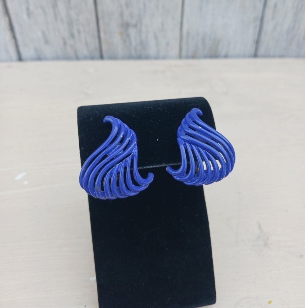 Vintage Metal Blue Painted Abstract Clip On Earrings Art To Wear Swirl Statement